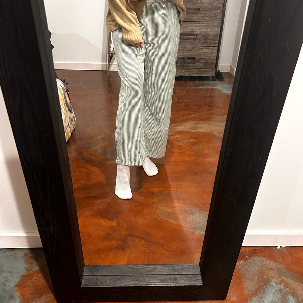 Green & White Striped Wide-Leg Linen Pants 🌿🤍